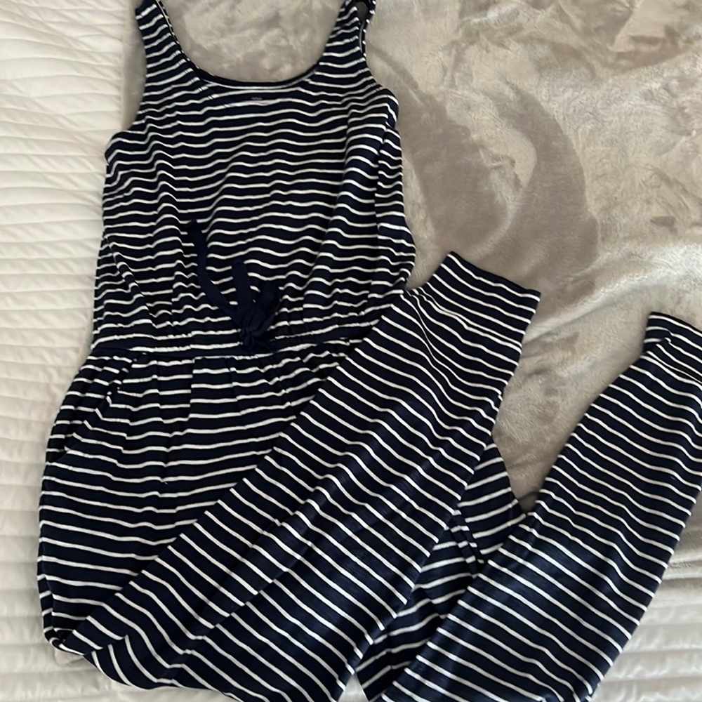 Navy stripped, drawstring cinched waist jumper.
